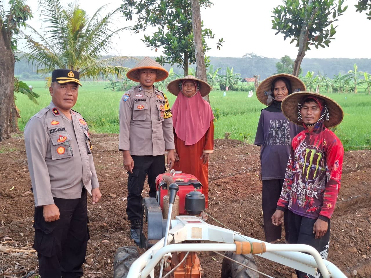 Polsek Cipeundeuy Polres Subang Tinjau Lahan Binaan untuk Perkuat Ketahanan Pangan dan Kedekatan dengan Masyarakat